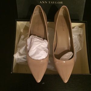 PATENT LEATHER PUMP SHOES IN NUDE/ CREAM COLOR